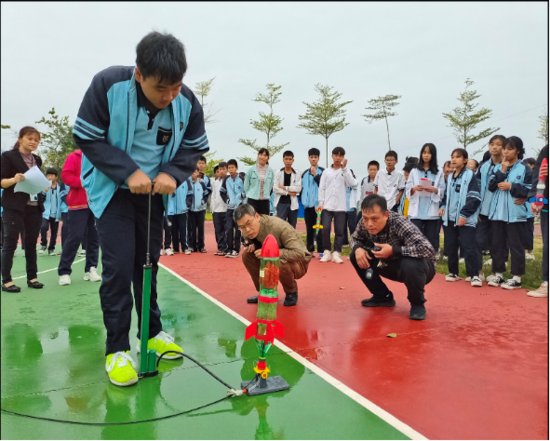 南宁市邕宁区中和中学2021年青少年科学节暨水火箭滞空比赛报道