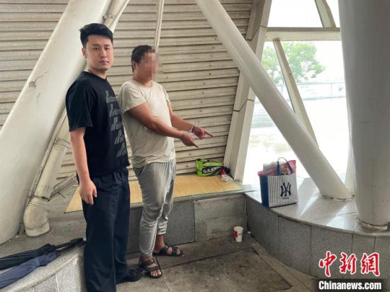 <em>上海</em>铁路警方一日抓获两偷<em>手机</em>“笨贼”