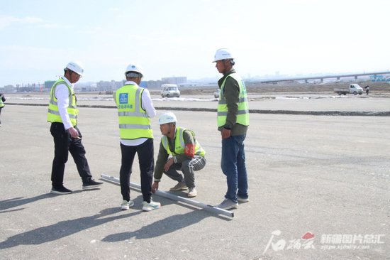 乌鲁木齐机场改扩建项目二、三跑道<em>土石方工程</em>通过验收