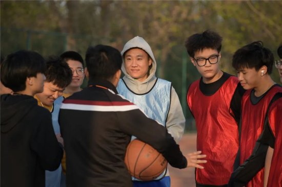 老师vs学生篮球赛 | 乘风破浪，皆是少年
