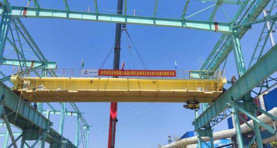 上海宝冶武钢无取向硅钢项目首台桥式起重机顺利吊装