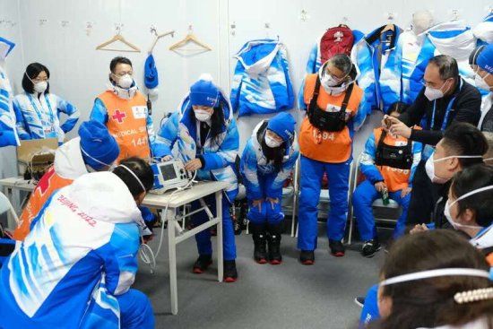 北京冬奥会|中国滑雪医生：争分夺秒，守护生命