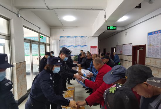 巴彦县公安局常态化开展暖民助困行动