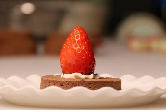 草莓<em>巧克力蛋糕</em>派，美味草莓＋香浓可可＋细腻奶油，好吃美味