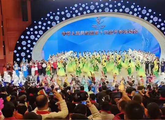 经典永恒！“十四冬”在现场齐舞《站在草原望北京》中完美落幕