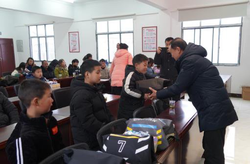 暖心！<em>武汉</em>工商学院师生为驻点村孩子们送上学习用品