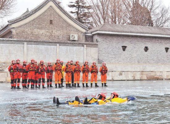 数九寒冬 护城河上消防员演练冰域救援