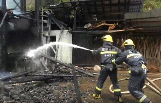 湖南绥宁： 消防员大火中徒手抢出四个液化气罐
