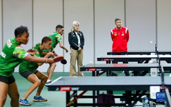世乒赛：<em>中国乒乓球队教练</em>与南非队交流