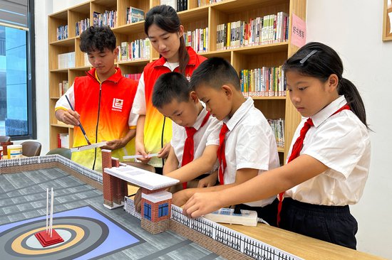 广西艺术学院造型艺术学院到南宁市明天学校开展志愿服务活动