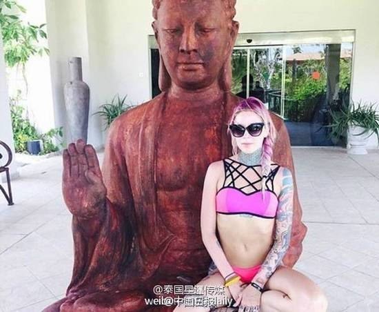 美国女模坐<em>佛像</em>大腿上拍照 遭泰国佛教徒恐吓