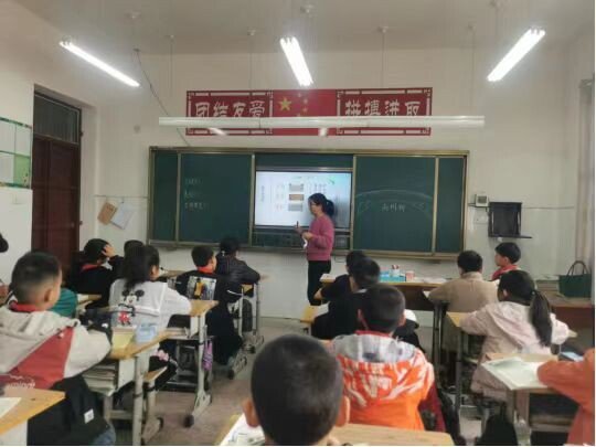 南召县四棵树乡开展十万教师课堂教学大比武活动