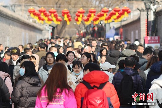 （新春见闻）春节假期 北京<em>南锣鼓巷</em>游客摩肩接踵