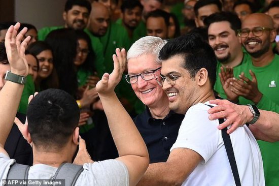 印度首家苹果店开业，粉丝竟送库克苹果电脑，库克惊讶得合不拢...