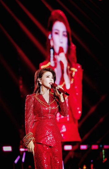 “唱响北疆”演唱会乌兰图雅与3000观众齐唱《点赞新时代》
