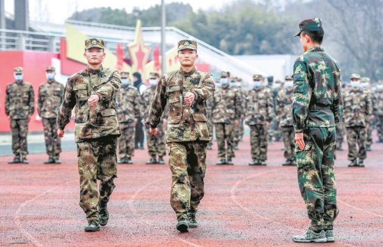 武汉首批预定新兵开展役前教育训练 双胞胎大学生携手从军