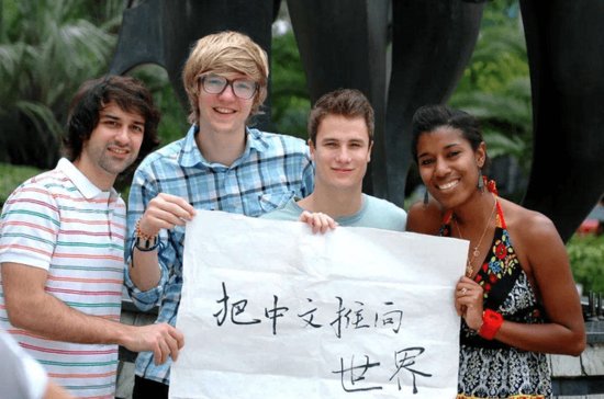 美国学生的中文试卷走红，第一题就难住中国学生，和想象中的不...