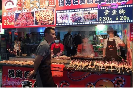 深圳有一条美食街胜地，汇聚各地<em>美味小吃</em>，被誉为“美食天堂”
