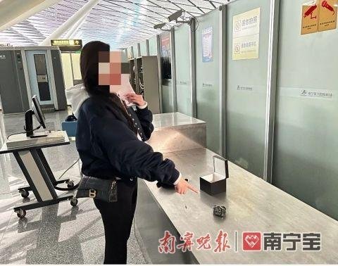 女子在澳门买<em>高档手表</em>藏匿入境被查 在南宁机场被海关截查