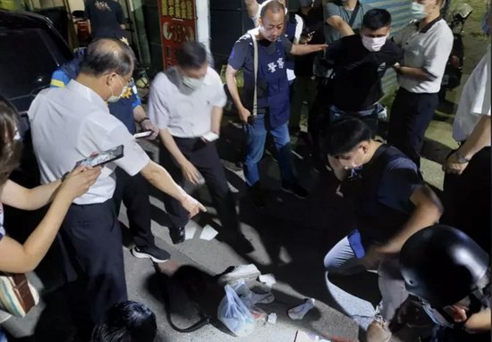 台湾杀警夺枪案嫌犯逃亡过程公布！抢劫超市被认出持有警枪