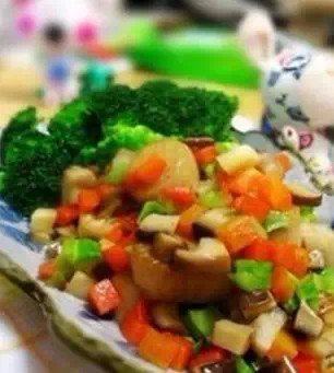 中秋节 素食/主料：菜花100克 胡萝卜50克土豆（黄皮）80克 芦笋50克