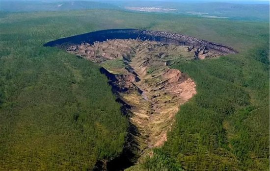 俄罗斯“<em>地狱</em>裂口”：1公里长800米宽，专家发现灭绝的史前动物