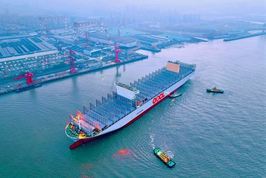 江苏<em>南通</em>：新年我国首艘全球最大新造集装箱船大海试航