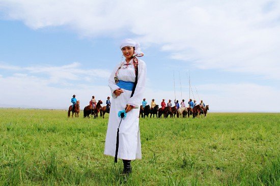大草原上的蒙古族服装服饰秀