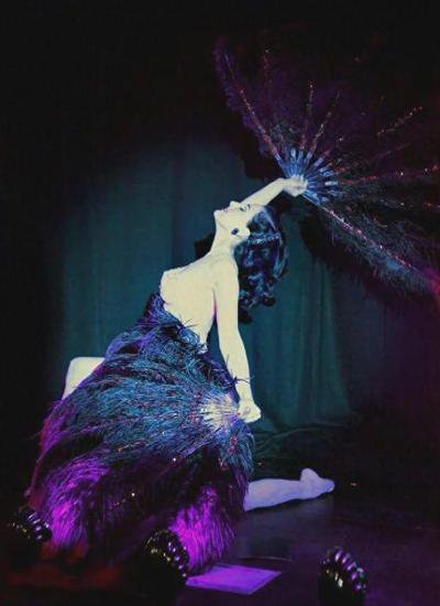 世界最贵舞娘蒂塔·万提斯疯马秀香槟浴名场面即将被顶流女星挑战