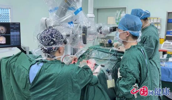 <em>泉州地区</em>首例机器人助力医生切除患者脑部肿瘤