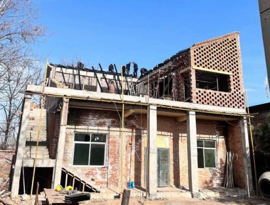 最近，渭南农村一20年老宅被改成“<em>玻璃砖</em>房”，很当代