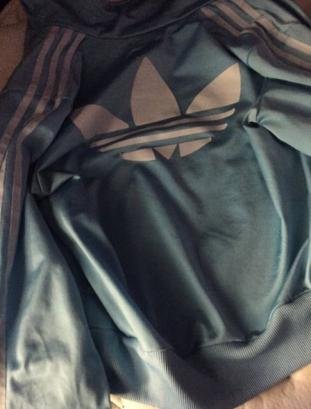 “蓝黑裙”续集引争论战：这件外套<em>是什么</em>颜色？