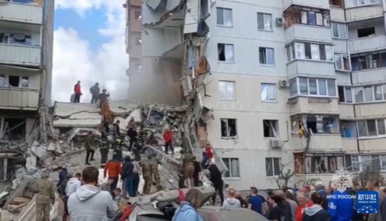 俄罗斯南部一<em>居民楼</em>遭袭坍塌致12人死亡