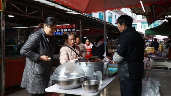 丹寨：糍粑香 年味到 腊味年货市场俏-新华网