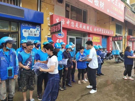团黑龙江海林市委开展“撑起一把伞”活动