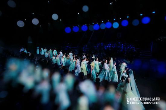 JS蒋硕高定品牌“华灯初上”在2024春夏中国国际时装周成功发布