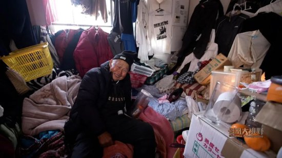 在“日本最大<em>贫民窟</em>”的这片空地上每天出现，这个老人在等待谁...