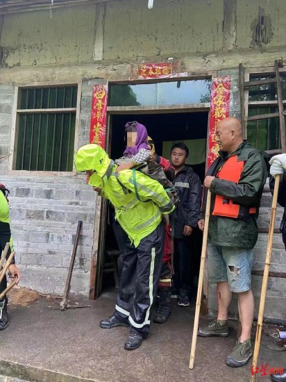 突击救援！四川平武洪灾4人被困，25岁民警背着3岁小孩翻山越岭
