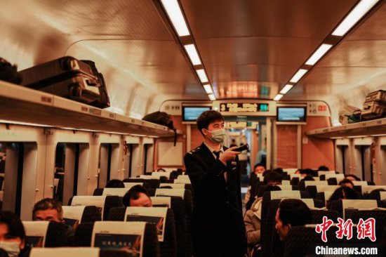 （新春走基层）夜间高铁上的“护航员”：每隔2小时进行一次巡检