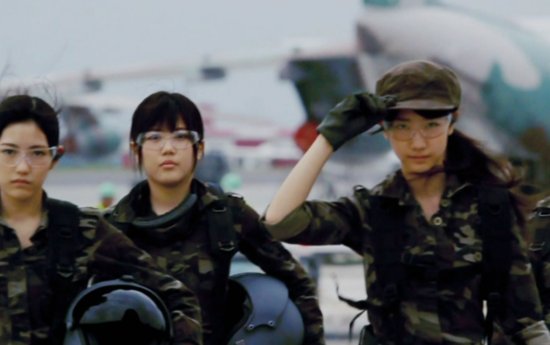 日本阅兵，自卫队女兵的小挎包引人注目，<em>里面</em>到底装的什么？