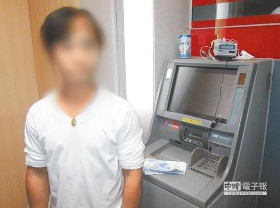 男子将巨款冥币存入ATM机 称要给好兄弟用