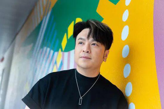 41岁歌手比赛落选获TVB正式签约做歌手，，一人花费几十万来港...