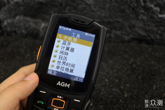实用与炫酷兼顾的功能机：AGM M6手机体验