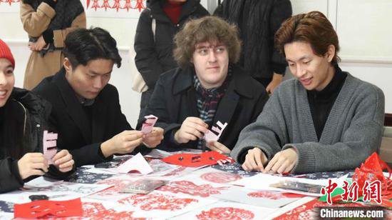 山东青岛：美国高校学生体验剪纸与中医 感受中国传统文化