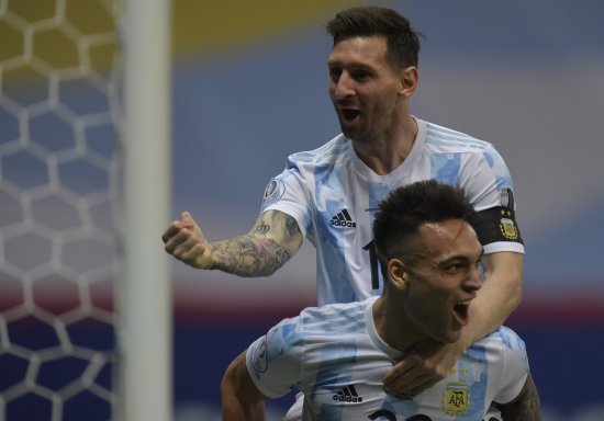 梅西脚踝出血，<em>阿根廷</em>点球淘汰哥伦比亚，<em>美洲杯决赛</em>对阵<em>巴西</em>