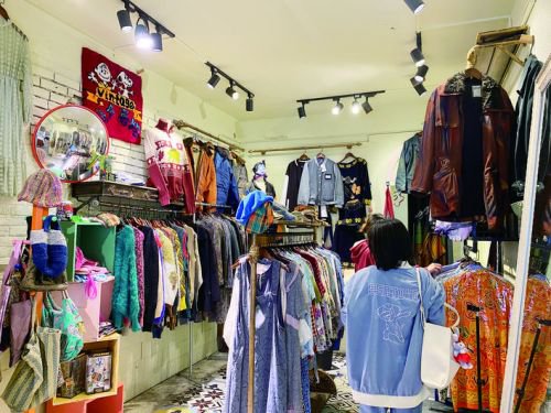 株洲街头开了古着店，每件衣服至少有20年历史