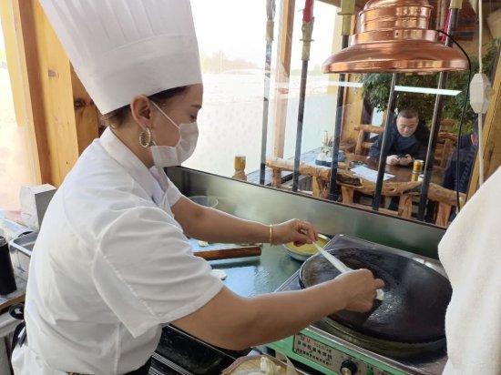 缅甸皇家国际的小镇一年能烙出2亿多张饼，烙出1亿多元的产值