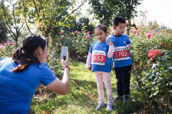 这个秋天，全家一起跑，第五届上海市家庭马拉松顾村公园欢乐...