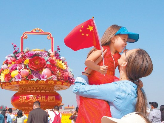北京：花团锦簇迎国庆 市民打卡长安街