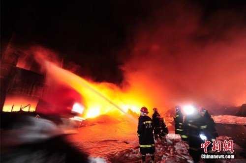 厂房起火 消防员<em>火中</em>抢运20多个氧气罐